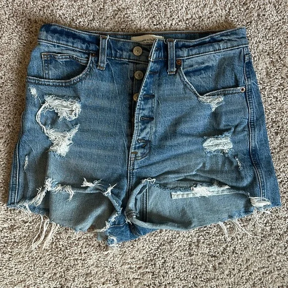 Abercrombie and fitch distressed denim shorts size 28/6 - Picture 1 of 3